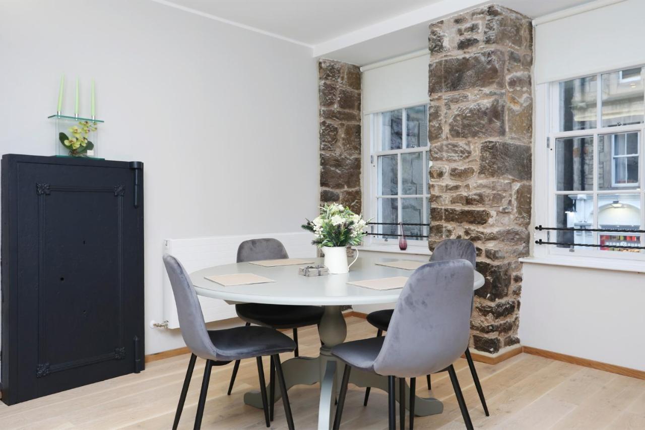 Joivy Refurbished Home On The Royal Mile EDI Exterior photo
